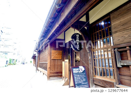 伊丹市立伊丹ミュージアム敷地内 旧石橋家住宅の日本家屋が見える風景　兵庫県伊丹市宮ノ前 129677644