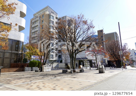 有馬街道　三軒寺前広場(東)越しに伊丹老松酒造株式会社の建物を見た風景　兵庫県伊丹市中央 129677654