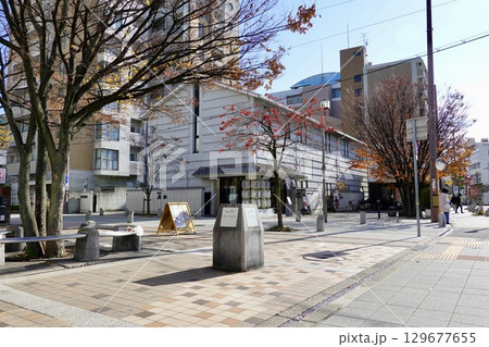 有馬街道 三軒寺前広場(東)越しに伊丹老松酒造株式会社の建物を見た風景 兵庫県伊丹市中央 有馬街道 三軒寺前広場(東)越しに伊丹老松酒造株式会社の建物を見た風景 兵庫県伊丹市中央 129677655