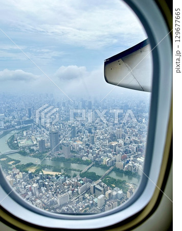 大阪上空の機内から大川沿いの帝国ホテル大阪のビルなどが見える風景 大阪府大阪市北区 大阪上空の機内から大川沿いの帝国ホテル大阪のビルなどが見える風景 大阪府大阪市北区 129677665