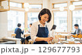カフェで働くミドル女性 129677793