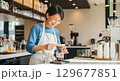 コーヒーを淹れるシニア女性店員 129677851