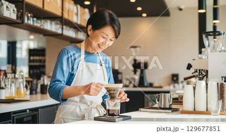 コーヒーを淹れるシニア女性店員 129677851