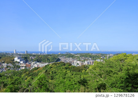 神奈川県・横須賀市・衣笠山公園から眺める横須賀方面の景色 神奈川県・横須賀市・衣笠山公園から眺める横須賀方面の景色 129678126