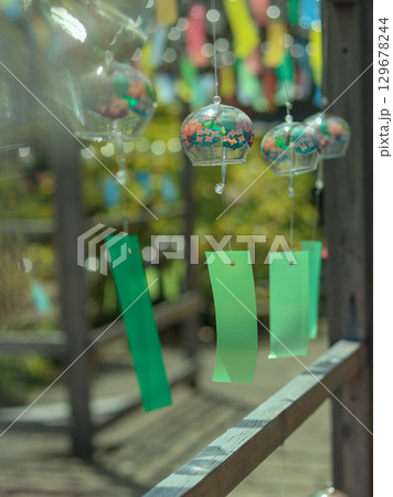 カラフルな風鈴 129678244