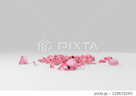 床の上に散らばる赤いガラスの破片 床の上に散らばる赤いガラスの破片 129678265