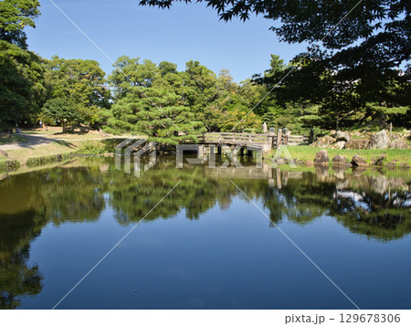 玄宮園の池と橋 129678306