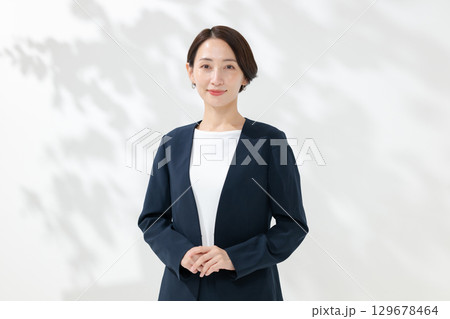 笑顔のビジネスウーマン 129678464
