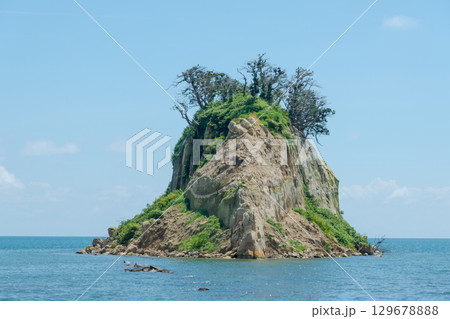 令和6年（2024年）能登半島地震で崩落変形した見附島／2025年8月撮影 129678888