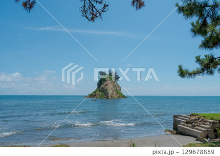 令和6年（2024年）能登半島地震で崩落変形した見附島／2025年8月撮影 129678889