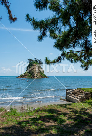 令和6年（2024年）能登半島地震で崩落変形した見附島／2025年8月撮影 129678890