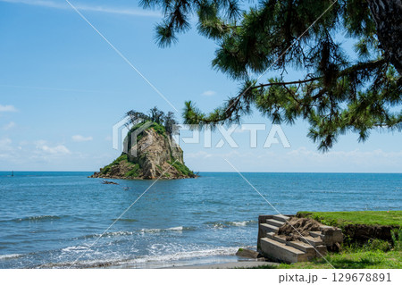 令和6年（2024年）能登半島地震で崩落変形した見附島／2025年8月撮影 129678891
