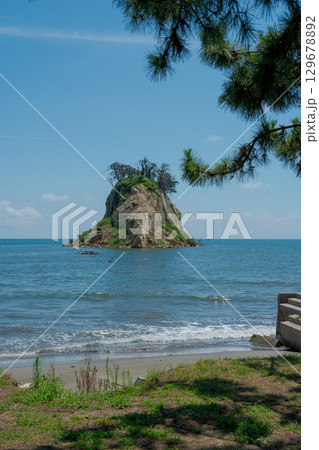 令和6年（2024年）能登半島地震で崩落変形した見附島／2025年8月撮影 129678892