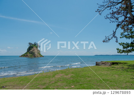 令和6年（2024年）能登半島地震で崩落変形した見附島／2025年8月撮影 129678893