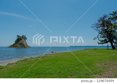 令和6年（2024年）能登半島地震で崩落変形した見附島／2025年8月撮影 129678894