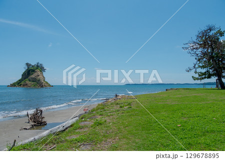 令和6年(2024年)能登半島地震で崩落変形した見附島/2025年8月撮影 令和6年(2024年)能登半島地震で崩落変形した見附島/2025年8月撮影 129678895