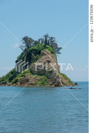 令和6年（2024年）能登半島地震で崩落変形した見附島／2025年8月撮影 129678896