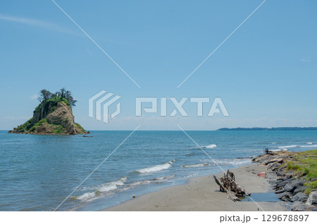 令和6年(2024年)能登半島地震で崩落変形した見附島/2025年8月撮影 令和6年(2024年)能登半島地震で崩落変形した見附島/2025年8月撮影 129678897