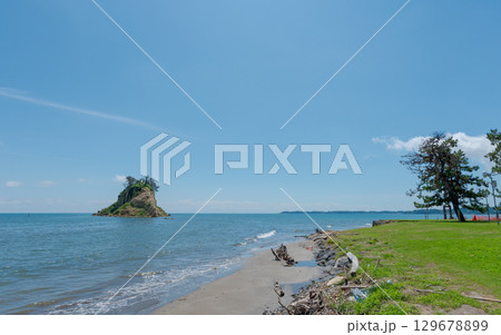 令和6年(2024年)能登半島地震で崩落変形した見附島/2025年8月撮影 令和6年(2024年)能登半島地震で崩落変形した見附島/2025年8月撮影 129678899