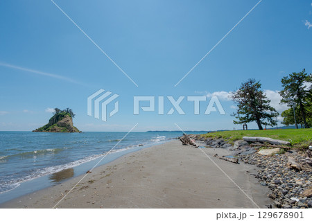 令和6年（2024年）能登半島地震で崩落変形した見附島／2025年8月撮影 129678901