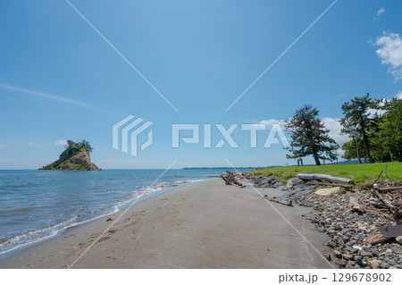 令和6年（2024年）能登半島地震で崩落変形した見附島／2025年8月撮影 129678902