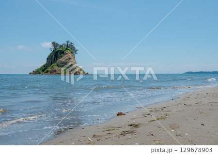 令和6年（2024年）能登半島地震で崩落変形した見附島／2025年8月撮影 129678903