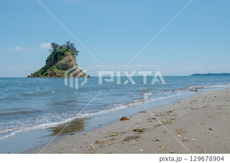 令和6年（2024年）能登半島地震で崩落変形した見附島／2025年8月撮影 129678904