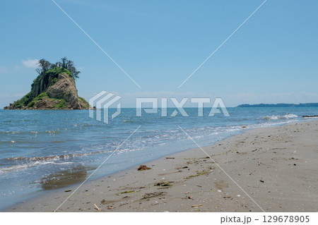 令和6年（2024年）能登半島地震で崩落変形した見附島／2025年8月撮影 129678905