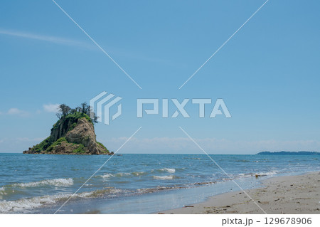 令和6年（2024年）能登半島地震で崩落変形した見附島／2025年8月撮影 129678906