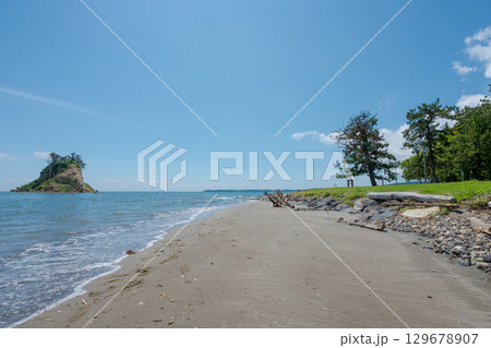 令和6年(2024年)能登半島地震で崩落変形した見附島/2025年8月撮影 令和6年(2024年)能登半島地震で崩落変形した見附島/2025年8月撮影 129678907