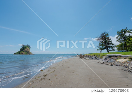 令和6年（2024年）能登半島地震で崩落変形した見附島／2025年8月撮影 129678908