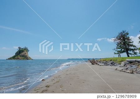 令和6年（2024年）能登半島地震で崩落変形した見附島／2025年8月撮影 129678909