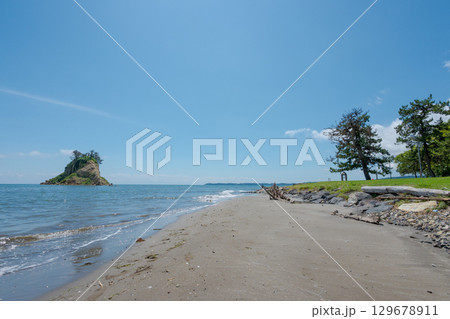 令和6年（2024年）能登半島地震で崩落変形した見附島／2025年8月撮影 129678911