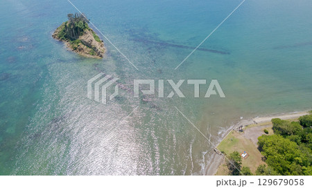 令和6年（2024年）能登半島地震で崩落変形した見附島／ドローン撮影・空撮 129679058