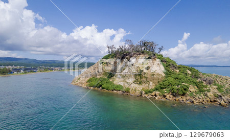令和6年（2024年）能登半島地震で崩落変形した見附島／ドローン撮影・空撮 129679063