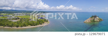 令和6年（2024年）能登半島地震で崩落変形した見附島／ドローン撮影・空撮 129679071