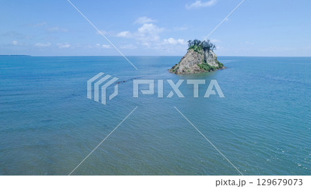 令和6年（2024年）能登半島地震で崩落変形した見附島／ドローン撮影・空撮 129679073