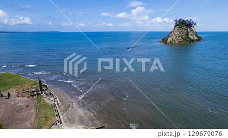 令和6年（2024年）能登半島地震で崩落変形した見附島／ドローン撮影・空撮 129679076