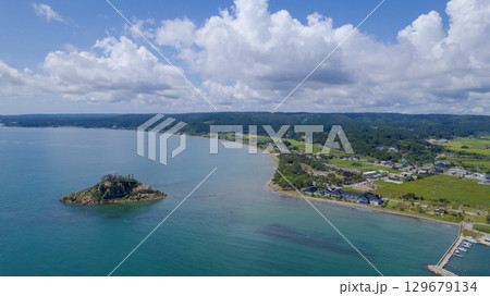 令和6年（2024年）能登半島地震で崩落変形した見附島／ドローン撮影・空撮 129679134