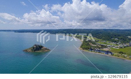 令和6年（2024年）能登半島地震で崩落変形した見附島／ドローン撮影・空撮 129679135