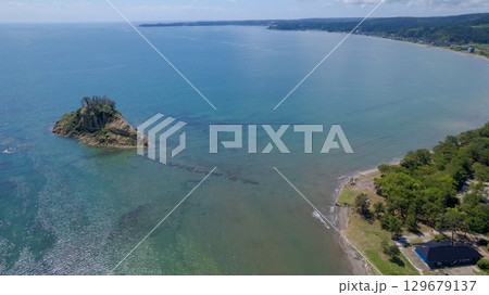 令和6年（2024年）能登半島地震で崩落変形した見附島／ドローン撮影・空撮 129679137