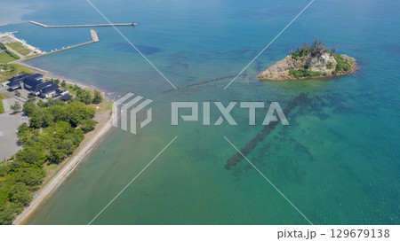 令和6年（2024年）能登半島地震で崩落変形した見附島／ドローン撮影・空撮 129679138