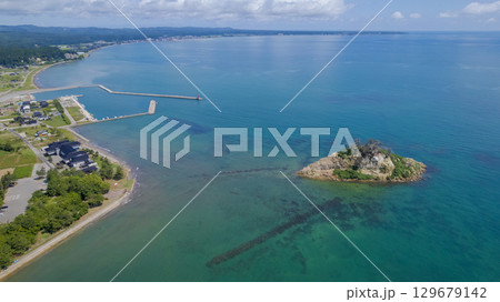 令和6年（2024年）能登半島地震で崩落変形した見附島／ドローン撮影・空撮 129679142