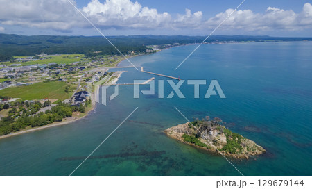 令和6年（2024年）能登半島地震で崩落変形した見附島／ドローン撮影・空撮 129679144