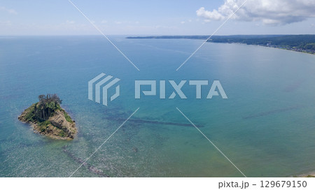 令和6年(2024年)能登半島地震で崩落変形した見附島/ドローン撮影・空撮 令和6年(2024年)能登半島地震で崩落変形した見附島/ドローン撮影・空撮 129679150