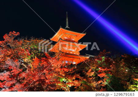 【京都府】清水寺の三重塔と紅葉ライトアップ 【京都府】清水寺の三重塔と紅葉ライトアップ 129679163