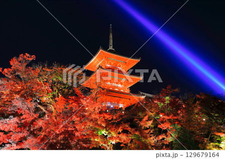 【京都府】清水寺の三重塔と紅葉ライトアップ 129679164
