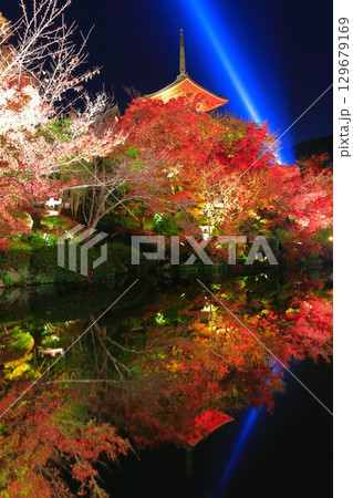 【京都府】シンメトリーな清水寺の三重塔と紅葉ライトアップ 129679169