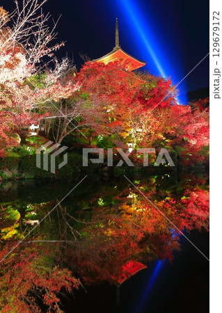 【京都府】シンメトリーな清水寺の三重塔と紅葉ライトアップ 129679172