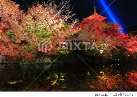 【京都府】シンメトリーな清水寺の三重塔と紅葉ライトアップ 129679175